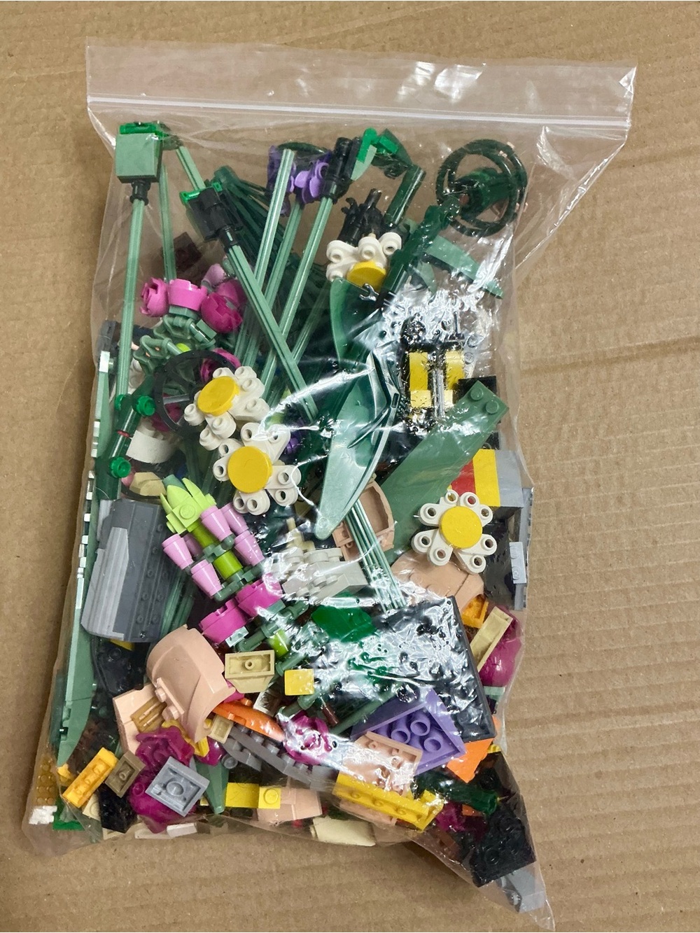 Lego Green and Multicolor Flower & Accessory Pack